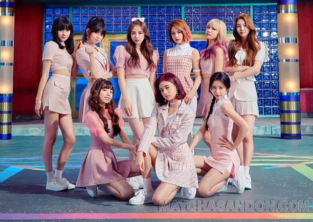 9 cô gái trẻ thuộc nhóm Twice