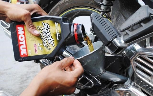 Thay dầu là công đoạn không thể thiếu khi tiến hành bảo dưỡng xe máy Honda