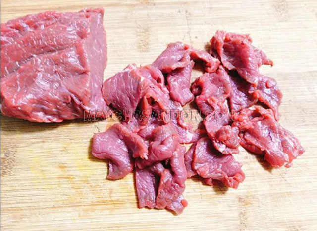 Thịt bò thái miếng mỏng, bản to
