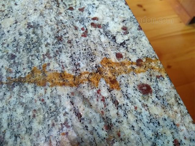 Vết ố bẩn trên mặt đá Granite