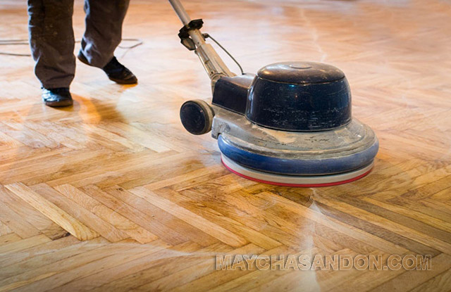 Đánh bóng sàn nhà gỗ bằng máy đánh bóng sàn