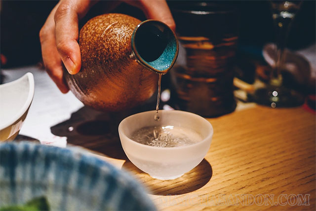Uống rượu sake là một trong những nét văn hoá độc đáo của Nhật Bản